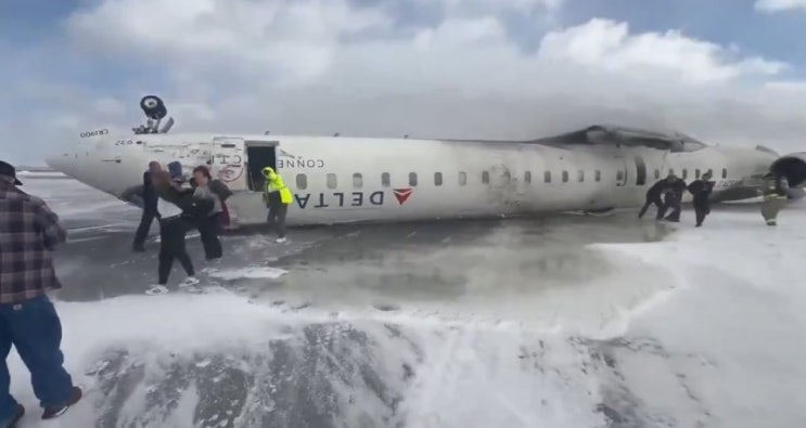 <b>토론토 공항</b>서 착륙하던 美<b>여객기</b> 전복...최소 15명 부상