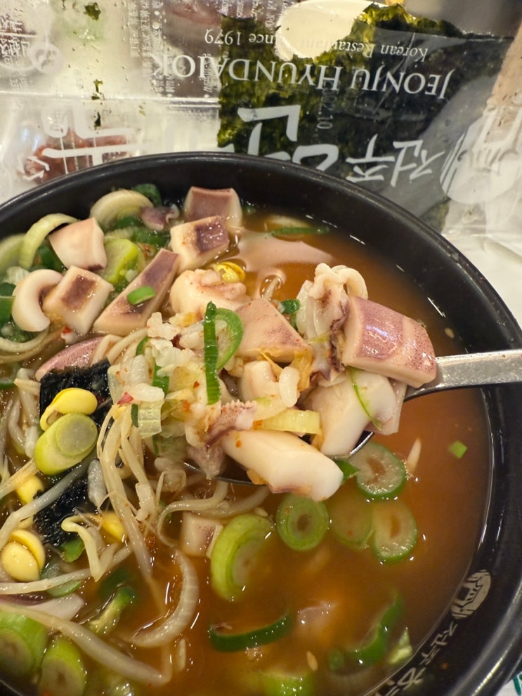  전주 현대옥 전주본점에서 먹은 콩나물 국밥은 뭐가 더 특별한 거 같습니다.