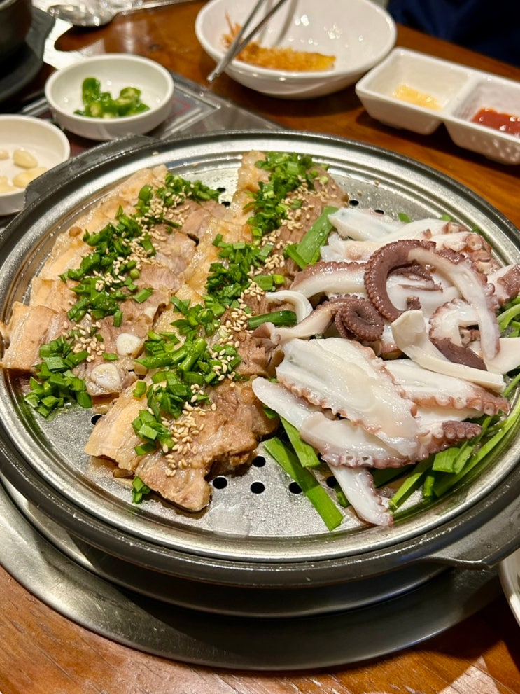  통영돌문어보쌈 본점 | 수원 인계동 맛집 자연산돌문어숙회&보쌈 후기