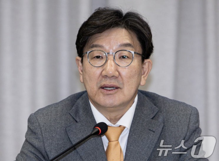 與, <b>이재명</b>에 "주 52시간제 예외 철회하고 말로만 <b>중도 보수</b>... 
