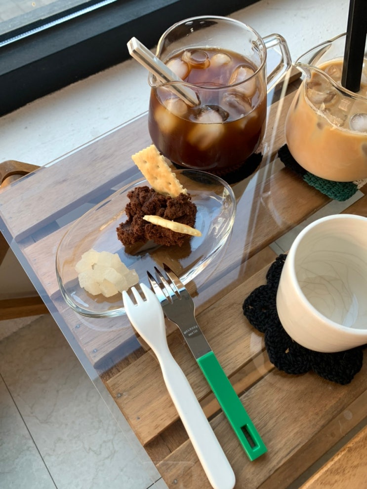  연남동 카페 흰그루 - 가좌역 조용한 분위기의 신상 카페