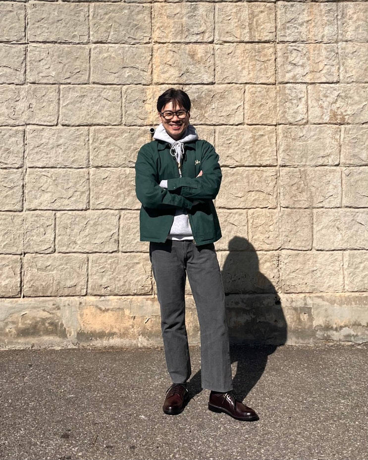  40대 남자 OOTD 빈티지 후드티 그레이 데님 그린 자켓 버건디 더비(chatgpt 피드백)
