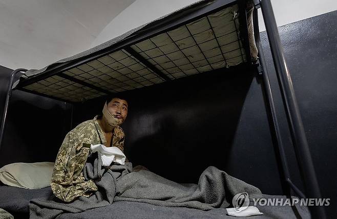 <b>북한군 포로</b> "한국가고 싶다"…정부, <b>우크라</b>와 <b>귀순</b> 협의 나서나