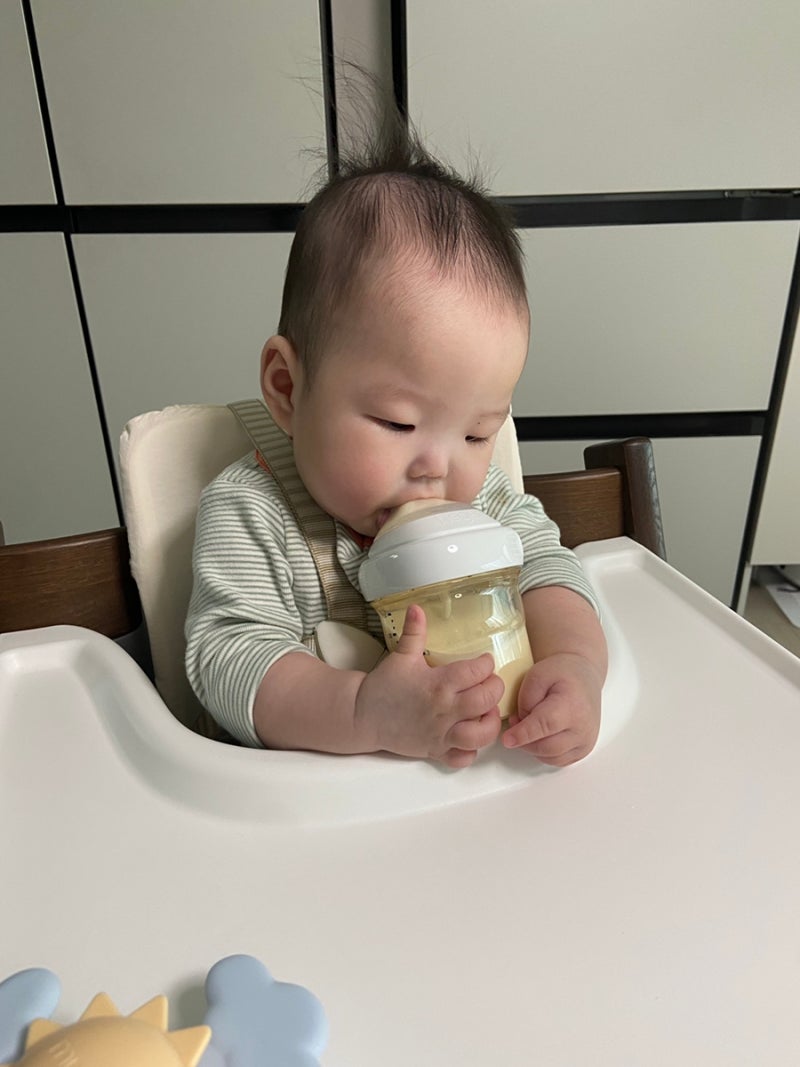 6개월아기 초기이유식 - 빨대컵 대신 ‘헤겐 젖병 + 추빨대’ 로 물 마시기 (순수아 추빨대)