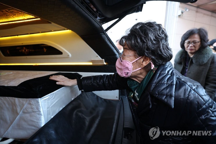"큰일했어 아프지말고 잘가" 위안부 피해자 길원옥 할머니 배웅길 "큰일했어 아프지말고 잘가" 위안부 피해자 길원옥 할머니 배웅길