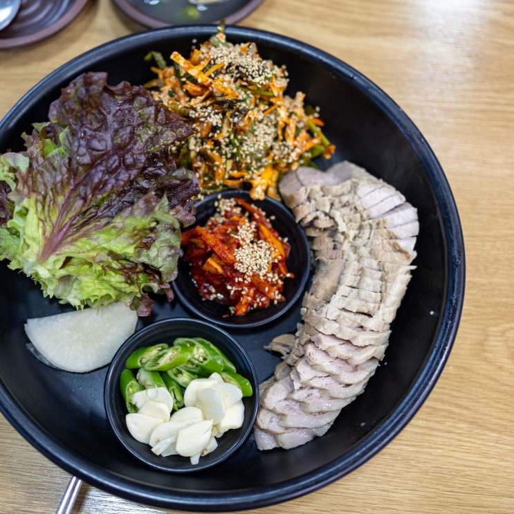  [염창역 맛집] 우렁무침보쌈까지 무척 맛있다, 밀촌손칼국수 보쌈