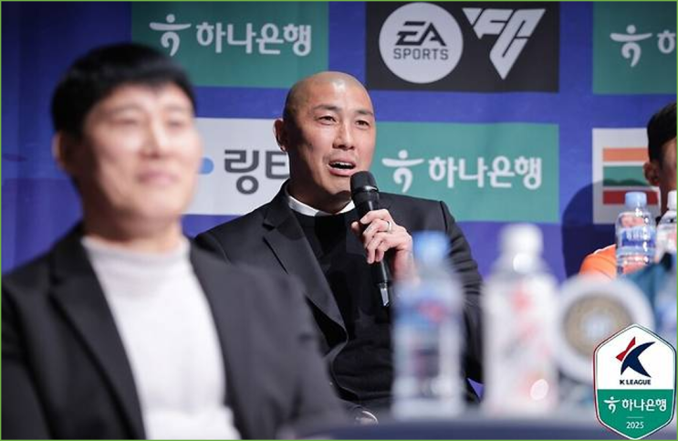 '아직도 차붐 아들' <b>차두리 감독 데뷔</b> "지도자로는 아버지를... 