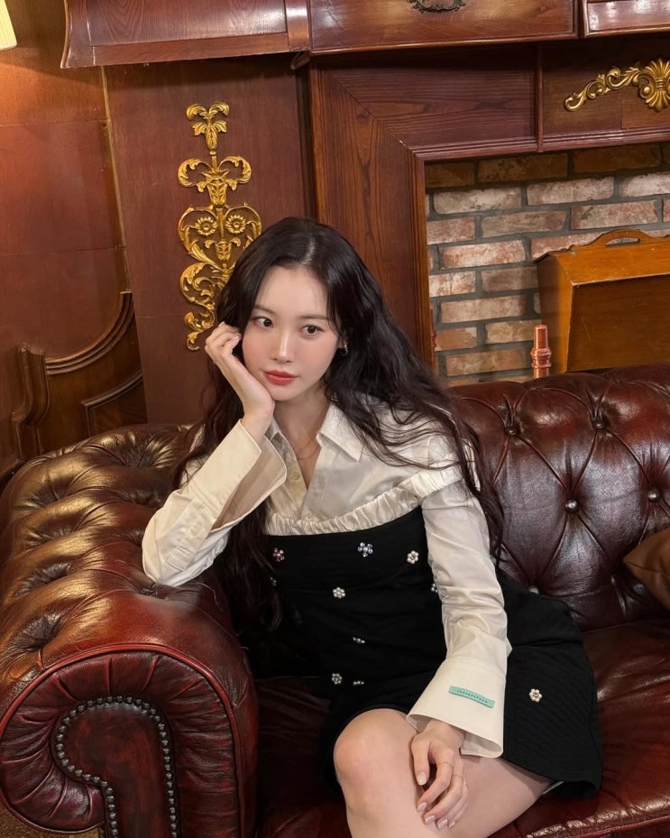 우아함 가득한 클래식 무드룩으로 이게 바로 연예인 패션이다!를 보여준 유라