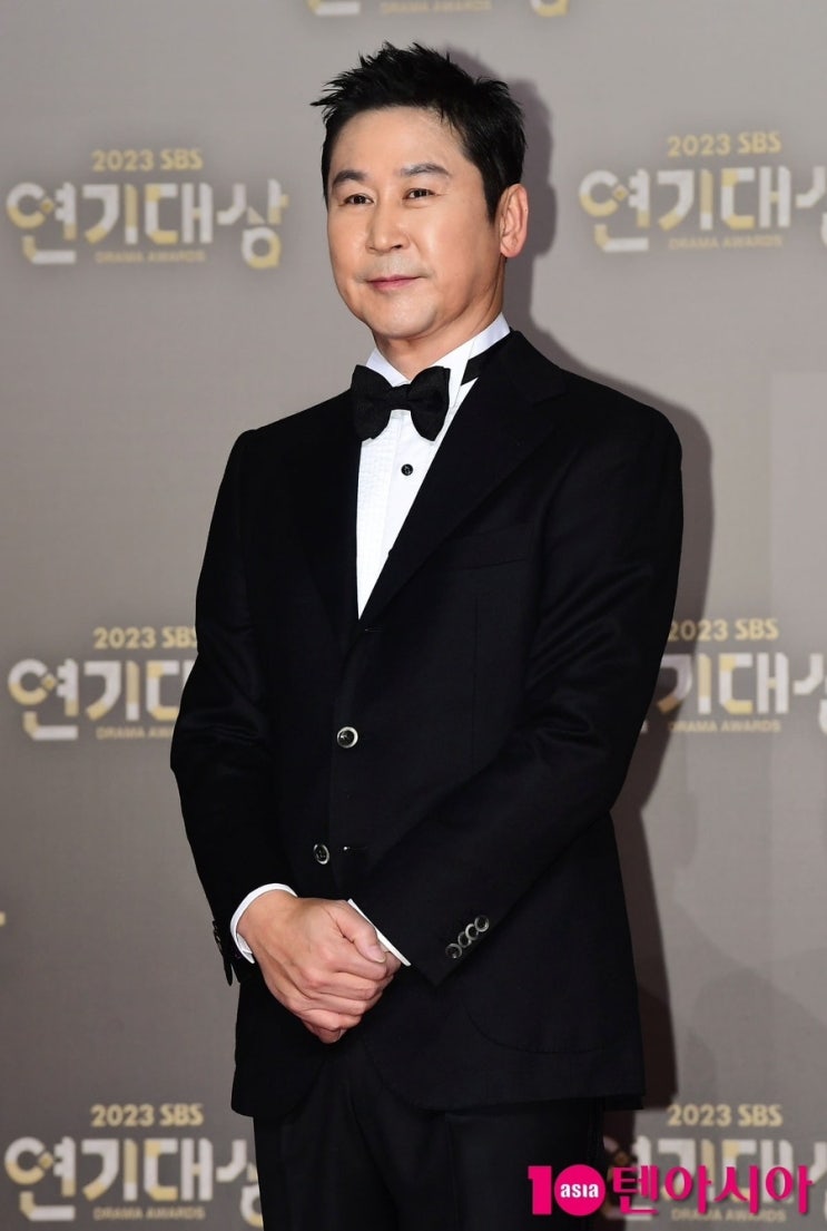 <b>신동엽</b> '뇌물 의혹' 언급... 가세 "얼마를 줘야" ('<b>라스</b>')프로필&