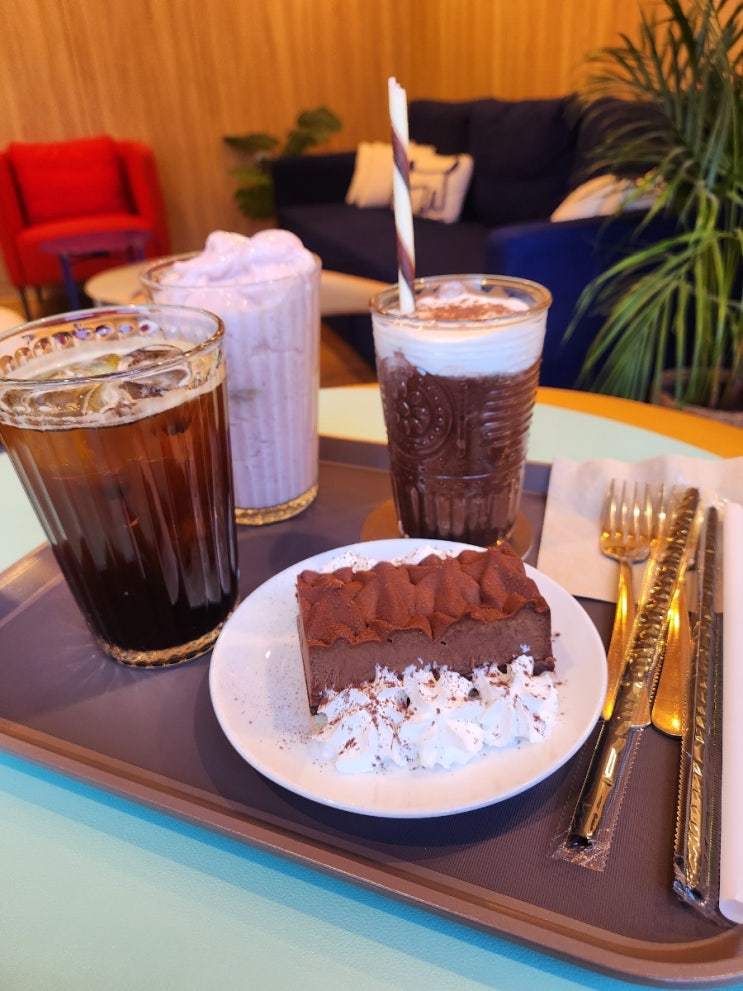  홍대/연남동 디저트 카페 추천; 넓은 공간에서 즐기는 조용한 카페추천 'cafe 105'
