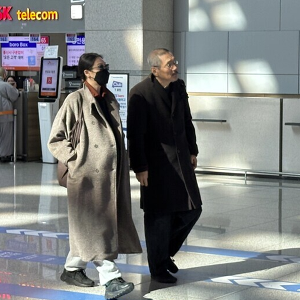<b>홍상수</b><b>김민희</b> 만삭 임산부 <b>베를린영화제</b> 출국 공항패션 근황