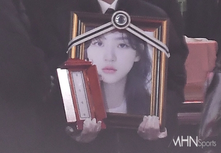 故 <b>김새론</b>, <b>생활고</b> 논란 기사에 ‘펑펑’ 옥상서 한참 <b>오열</b>했다