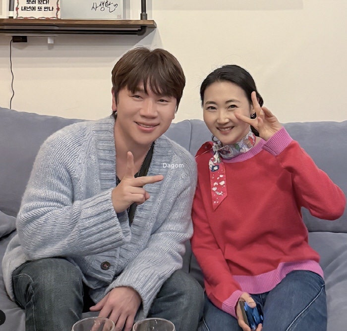 シン・ドンヨプの妻ソン・ヘユンPDがYouTubeに登場、イ・ソラの3500万ウォンのブルガリネックレスに激怒、ニットコーデ