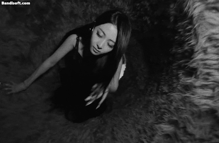 [LE SSERAFIM <b>르세라핌</b>]HOT TRAILER '<b>Born Fire</b>'