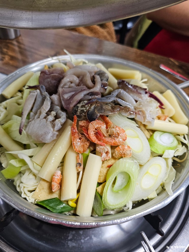  성남 3대 즉석떡볶이 맛집으로 유명한 진미떡볶이는 신흥동 골목에 숨은 노포더라