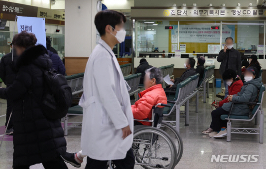 <b>사직</b> 3300여 <b>전공의</b>들 ‘군의관·공보의’로 4년간 분산 <b>입대</b>... 