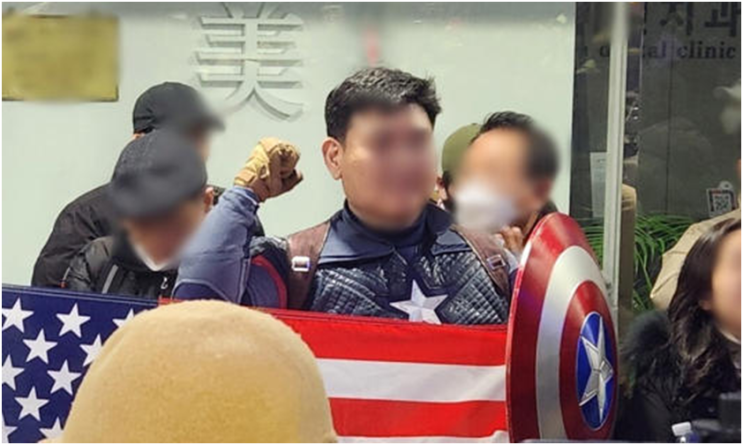 극우 ‘<b>캡틴 아메리카</b> 남’ <b>체포</b>…<b>경찰서</b> 유리 깨고 <b>난입</b> 시도