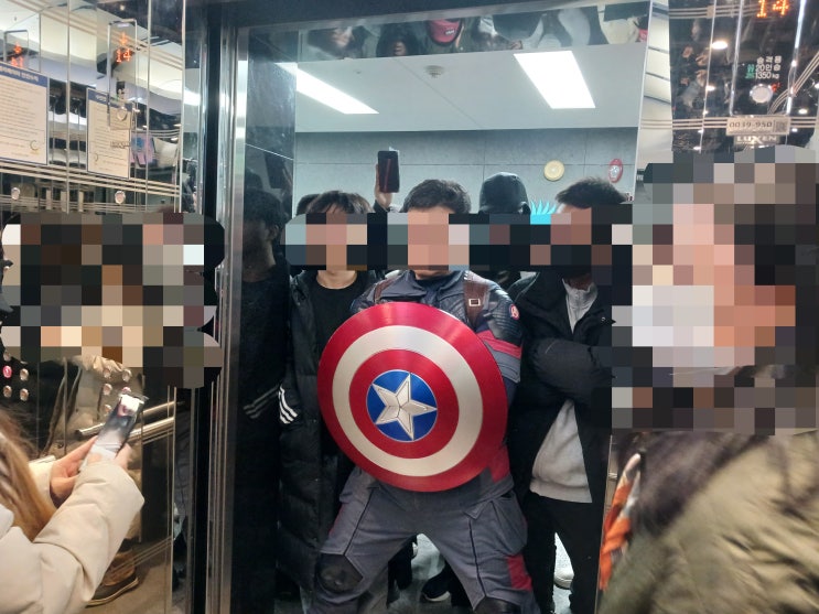 '<b>캡틴아메리카</b>' 복장 尹지지자 <b>경찰서 난입</b>시도…현행범 <b>체포</b>