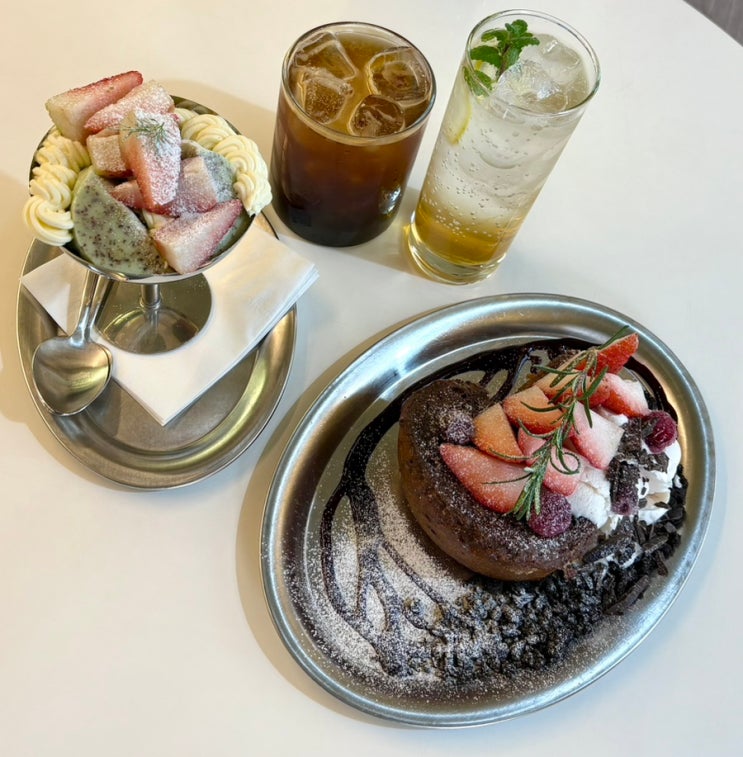  잠실 송리단길 카페 크레뮤 클럽 재방문 후기 (딸기 피스타치오 판나코타, 딸기 초코 프렌치토스트)