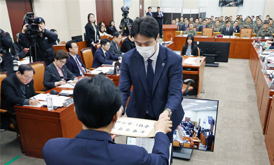 <b>내란 국조특위</b>, 윤 대통령 동행명령장 발부···野 “모든 수단... 