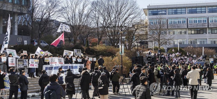 연세대·서울대 이어 <b>고려대</b>서도 '尹 <b>탄핵</b>' <b>찬반</b> 시위