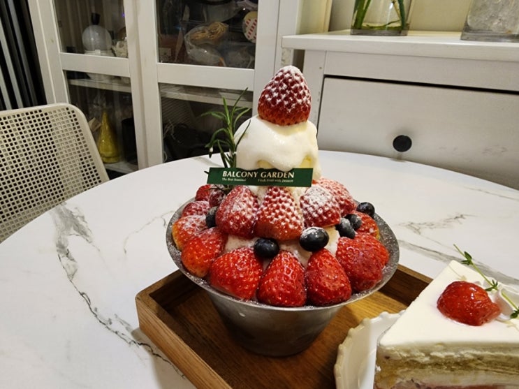  홍대 카페 디저트 딸기케이크 딸기빙수 맛집 발코니가든
