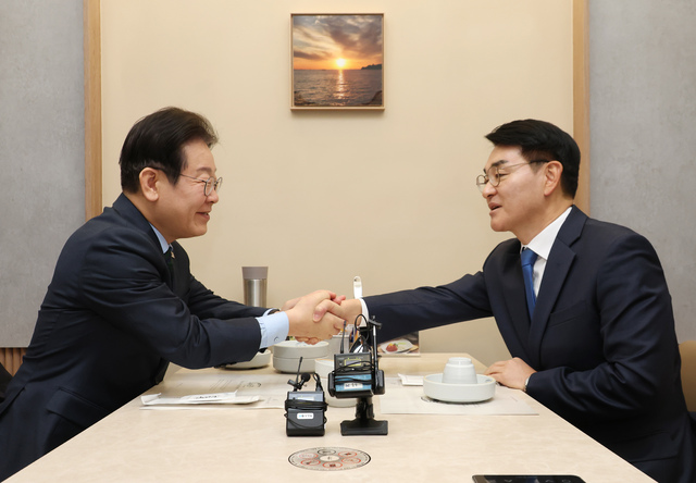 <b>이재명</b>-<b>박용진 회동</b>…“대의명분 앞 모든 것 털고 미래로”