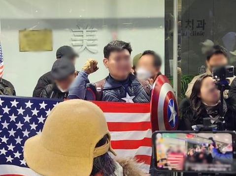 <b>캡틴 아메리카</b>' 옷 입고 경찰서 난입 시도 尹<b>지지자</b>... 