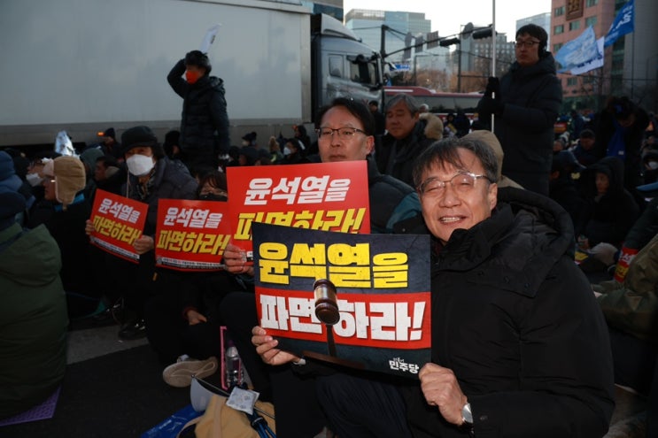 내란종식·헌정수호를 위한 <b>윤석열</b> <b>파면 촉구</b> 범국민대회... 