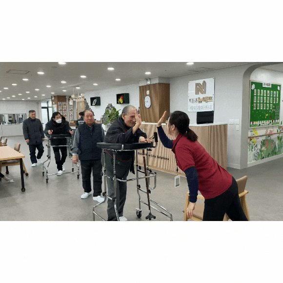  대교뉴이프데이케어센터? 30대 청년이 10년째 어르신들을 모시고 있는 사연 - 신승준대표
