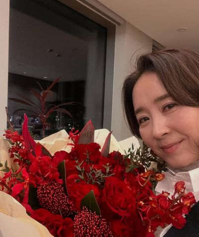 24년전 판사와 결혼한 윤유선… 이젠 "퇴임한 당신을 위한 꽃"