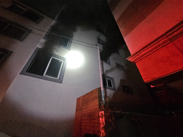 화재 구조 중 현관문 파손…소방 "지원방안 검토" 화재 구조 중 현관문 파손…소방 "지원방안 검토"