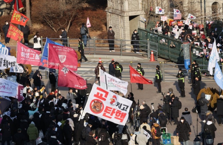 캠퍼스로 번진 <b>탄핵찬반</b>…서울대, 경찰 투입 검토
