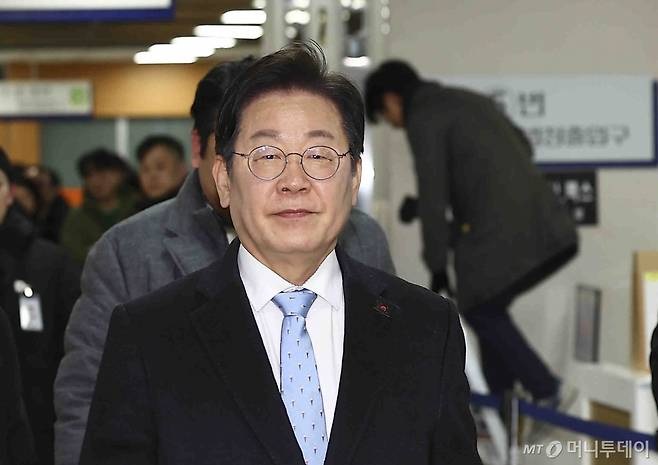 윤석열 대통령 <b>탄핵 심판</b> 마무리 단계…<b>이재명</b> 재판과 불소추... 