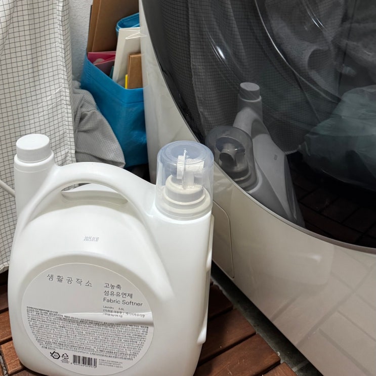 1년 내내 넉넉하게 사용 가능한 생활공작소 5.5L 대용량 고농축 섬유 유연제 1년 내내 넉넉하게 사용 가능한 생활공작소 5.5L 대용량 고농축 섬유 유연제