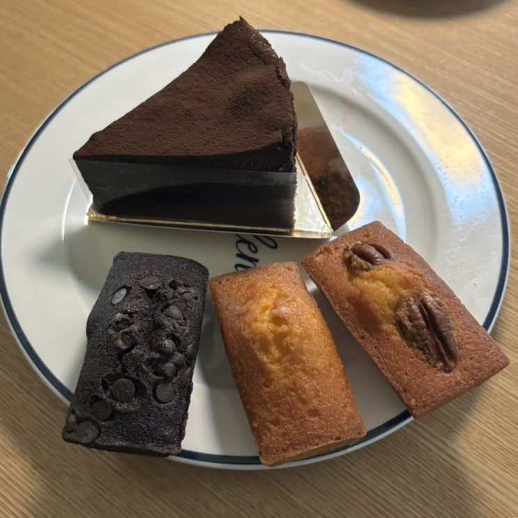  합정역 케이크 맛집 겸 카페 오와케이크