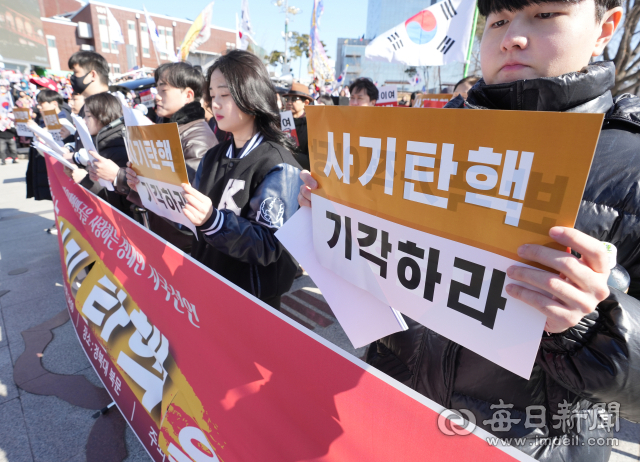 전국 대학가로 번진  <b>탄핵 반대</b> 시국선언.....젊은 청년들이... 