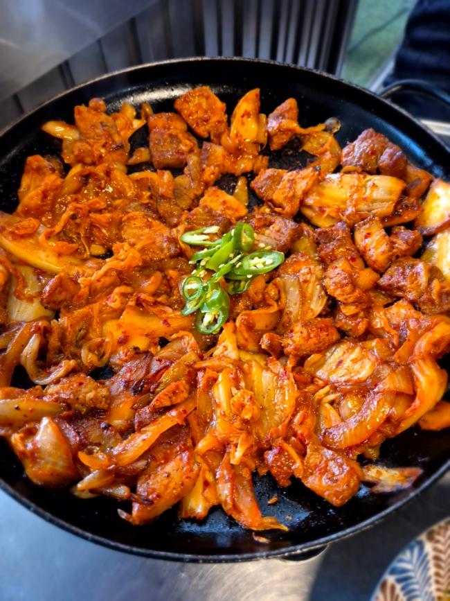  사당역 고깃집 : 맛없을 수 없는 미친 고기 김치 조합 '정통집' 사당점