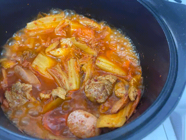  소시지 목살 김치찌개로 냉장고 확실히 털었어요!