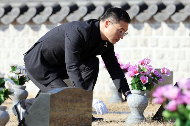 김상욱, 광주 5.18 묘역 참배…"금남로에서 탄핵반대 집회, 선 넘는 일"