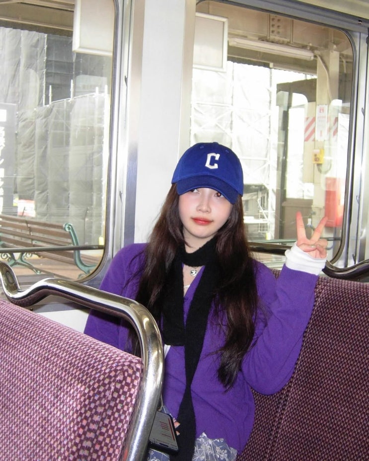  레드벨벳 조이의 센스 가득한 일본여행 패션에서 여자 연예인 볼캡으로 인기인 MLB 야구 모자 코디
