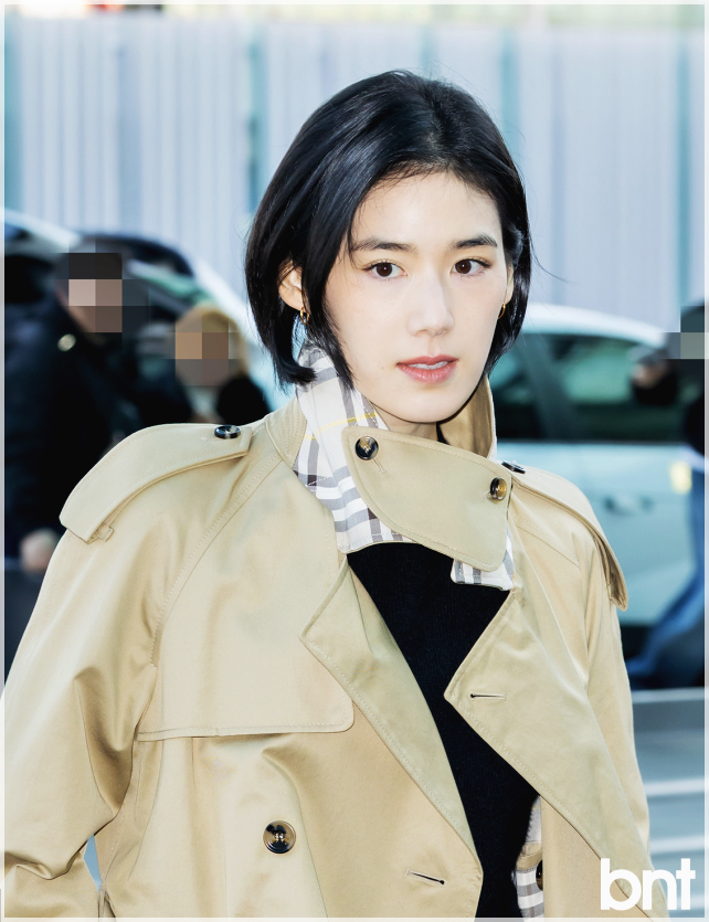 (공항 마비시킨) 정은채 버버리<b>코트</b> 가방 스타일링