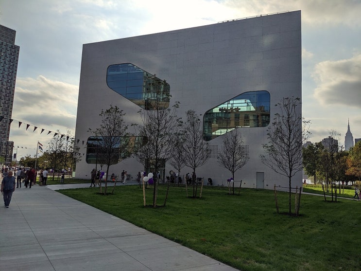  [뉴욕 건축답사 71] 퀸스 공공 도서관 헌터스 포인트(Queens Public Library at Hunters Point) - 스티븐 홀(Steven Holl)