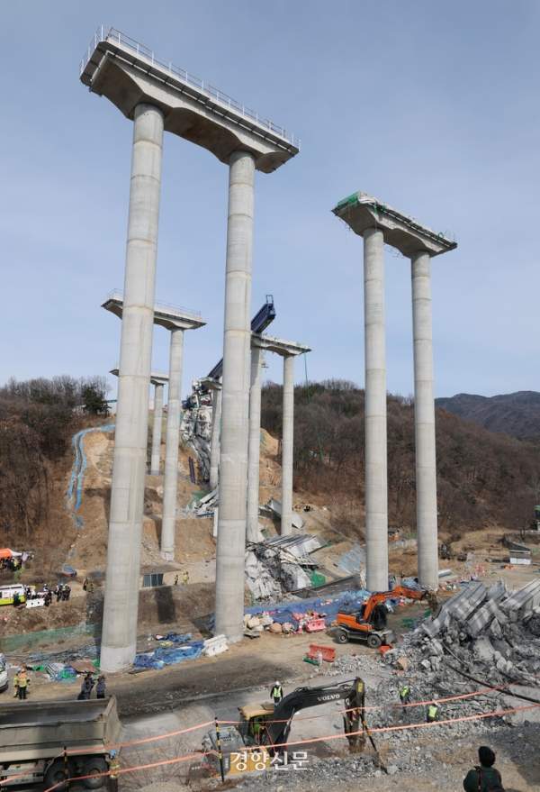 속보》 세종~<b>안성고속도로 교량 붕괴</b>…국토부·도공 현장수습... 
