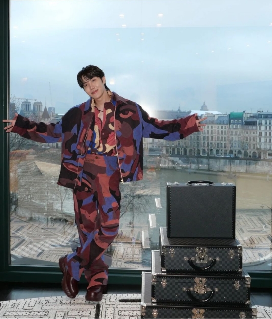 "방탄소년단(BTS) <b>제이홉</b>에게 의상·무대 사전 공개" 파리... 