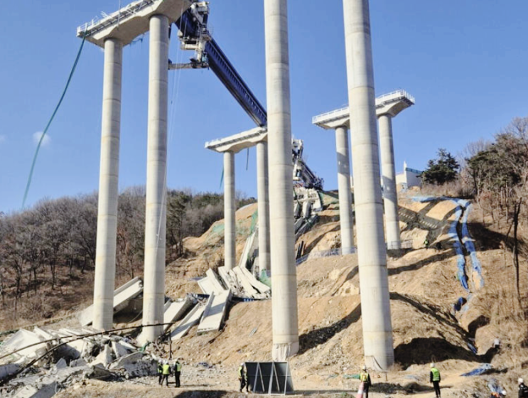 <b>천안 고속도로 공사장 붕괴</b> 사고, 작업자 10명 매몰 추정