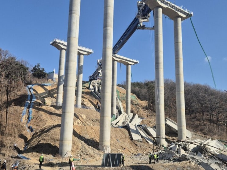  서울세종고속도로 천안~안성 구간 제9공구 공사 현장서 교량 상판 연결 중 붕괴 사고 발생 [한국철도일보]