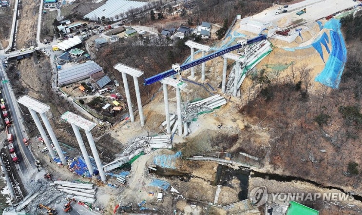 <b>안성 고속도로</b> 공사장 <b>붕괴 사고</b>. 4명 사망. 6명 부상. 시공사... 
