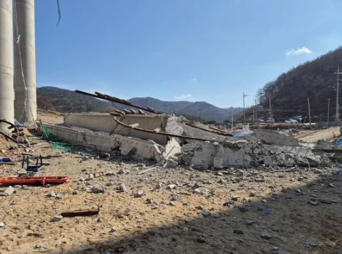 경기도 <b>안성 고속도로</b> 건설 현장 <b>교각 붕괴</b>, 4명 사망·6명 부상