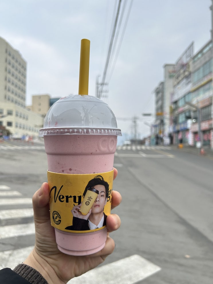  컴포즈커피 강력추천하는 달달한 시즌 메뉴<생딸기모찌밀크쉐이크> 후기